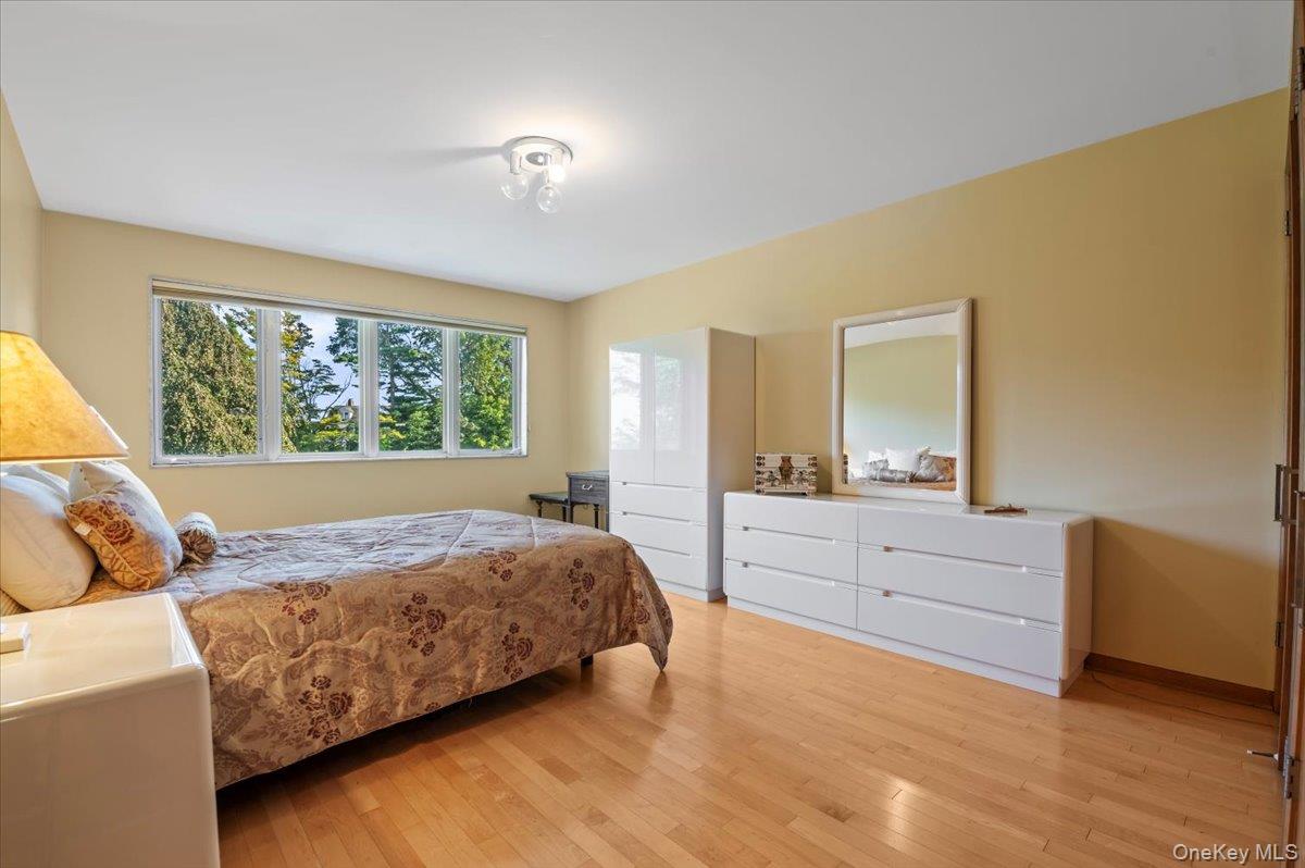 292 Breezyway, Lawrence, NY 11559