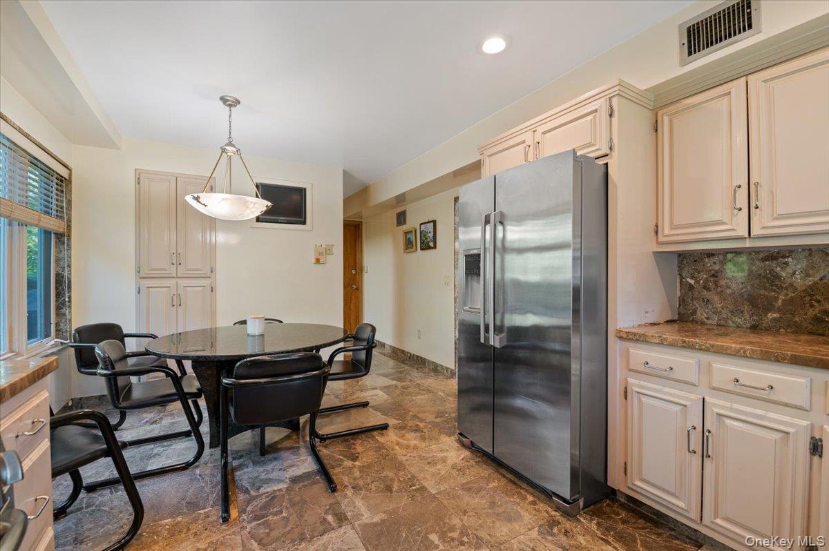 292 Breezyway, Lawrence, NY 11559