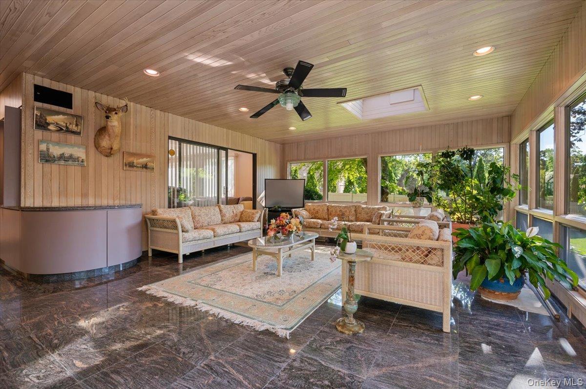 292 Breezyway, Lawrence, NY 11559