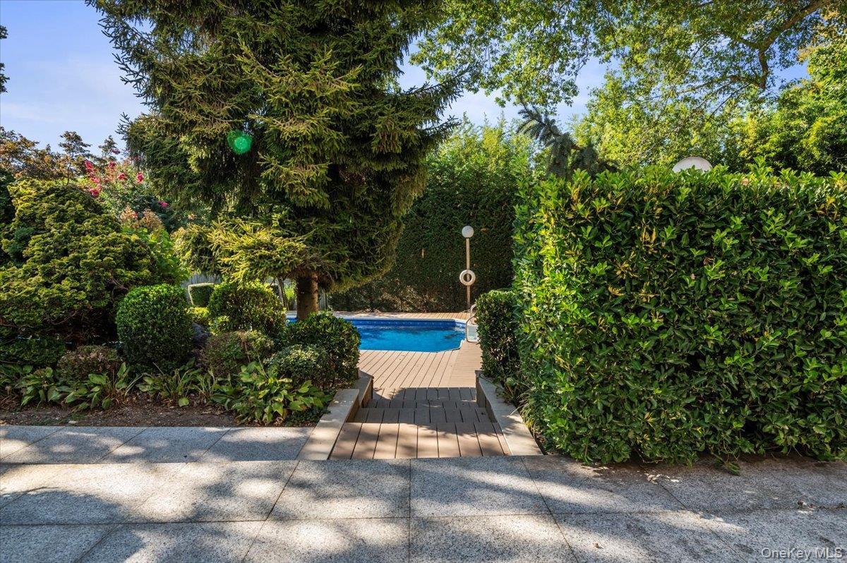 292 Breezyway, Lawrence, NY 11559