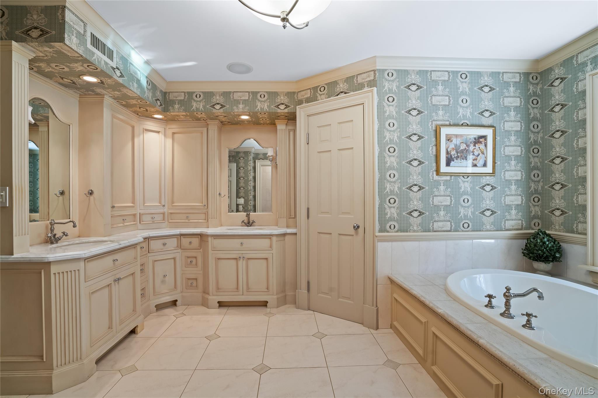 820 Bryant Avenue, Roslyn Harbor, NY 11576