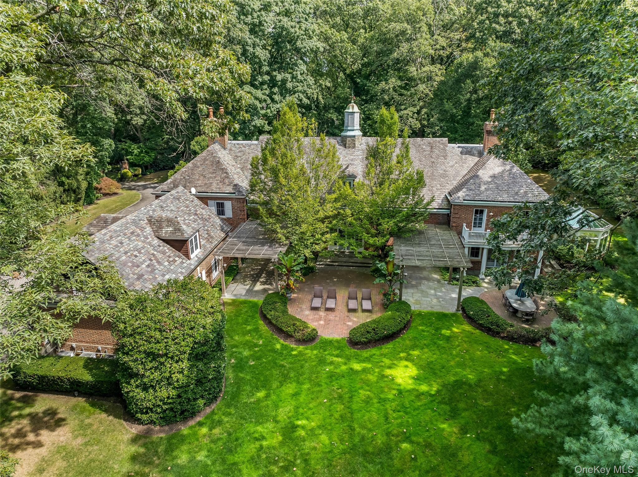 820 Bryant Avenue, Roslyn Harbor, NY 11576