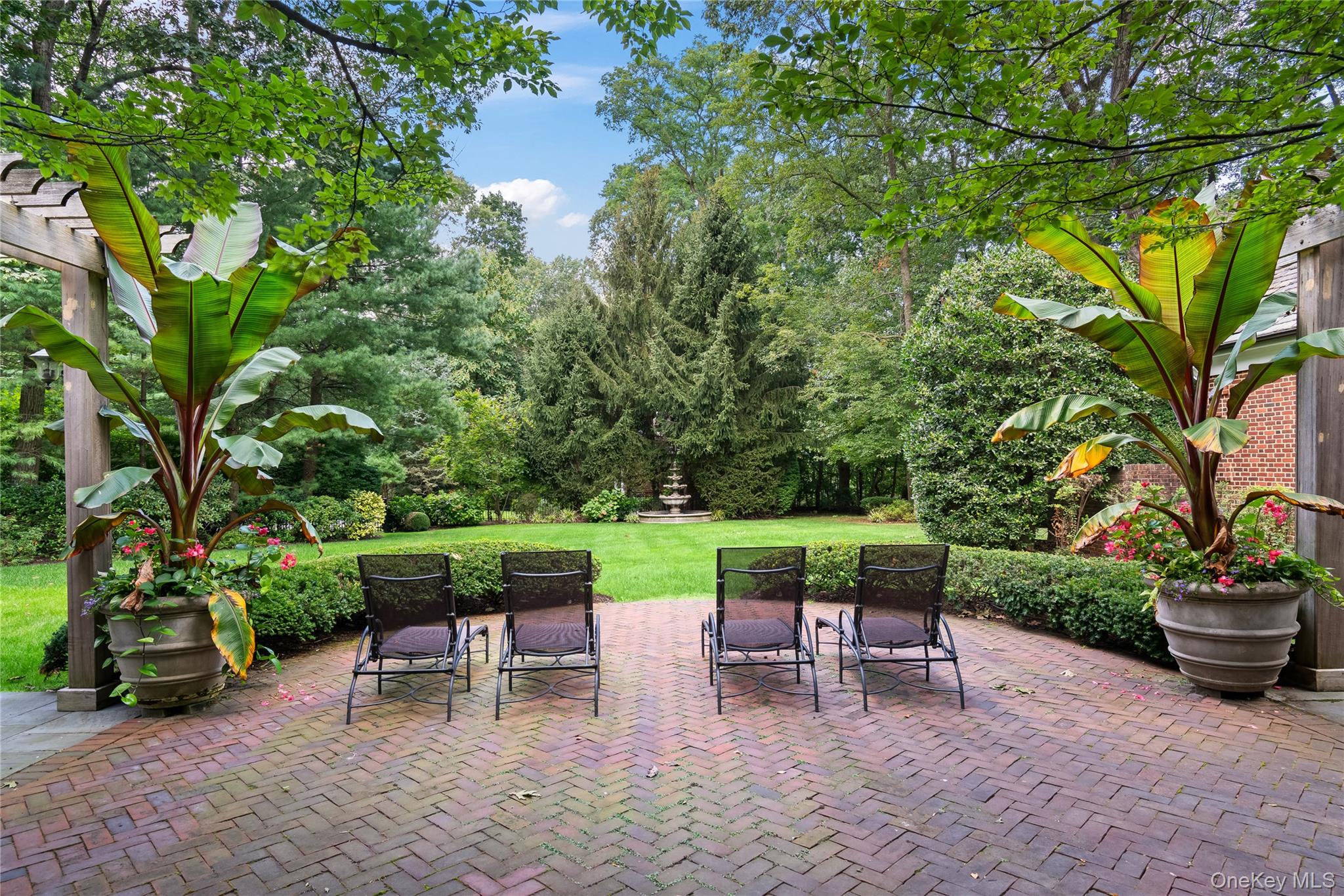 820 Bryant Avenue, Roslyn Harbor, NY 11576