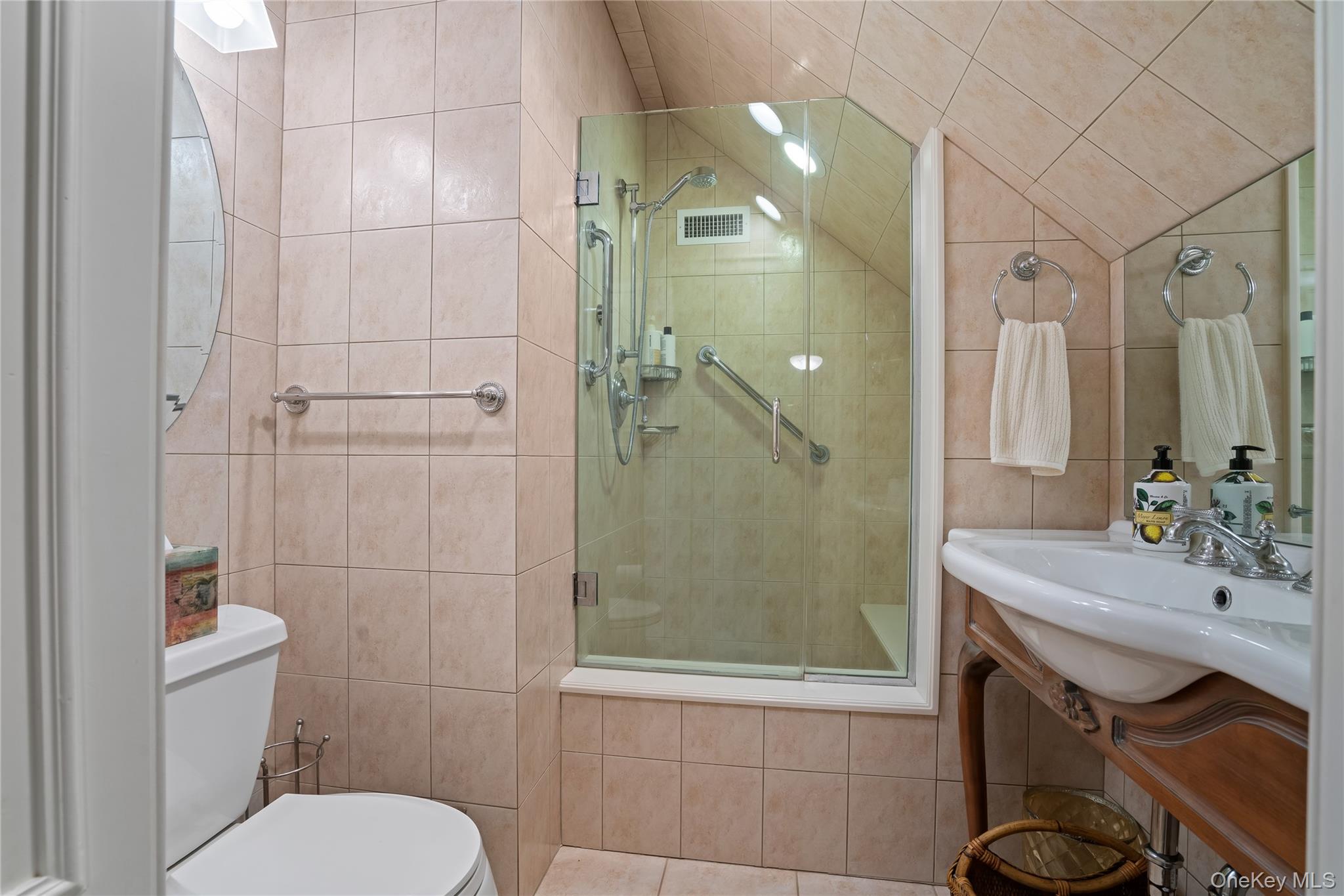 820 Bryant Avenue, Roslyn Harbor, NY 11576