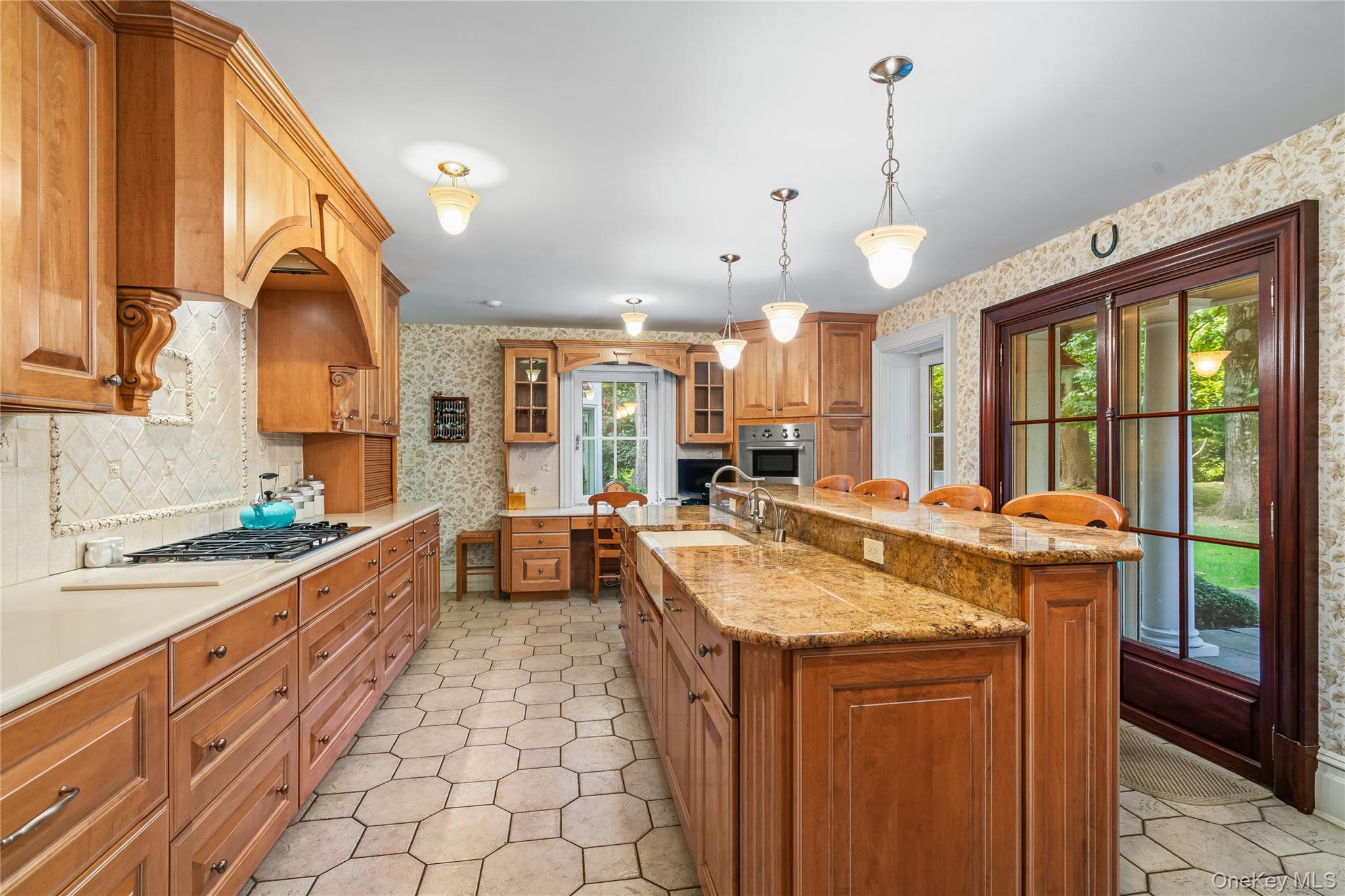 820 Bryant Avenue, Roslyn Harbor, NY 11576