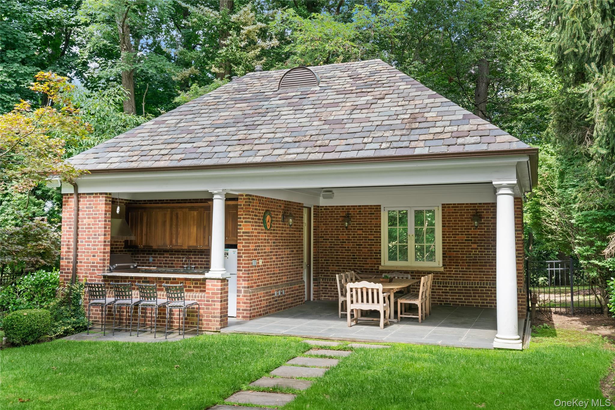 820 Bryant Avenue, Roslyn Harbor, NY 11576