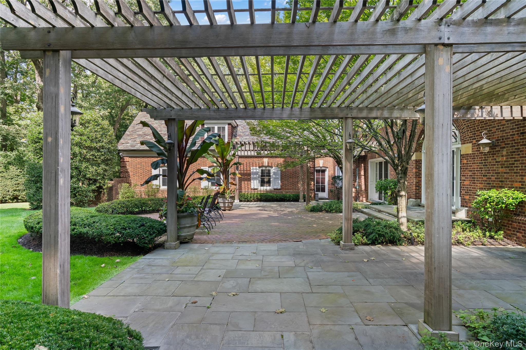 820 Bryant Avenue, Roslyn Harbor, NY 11576