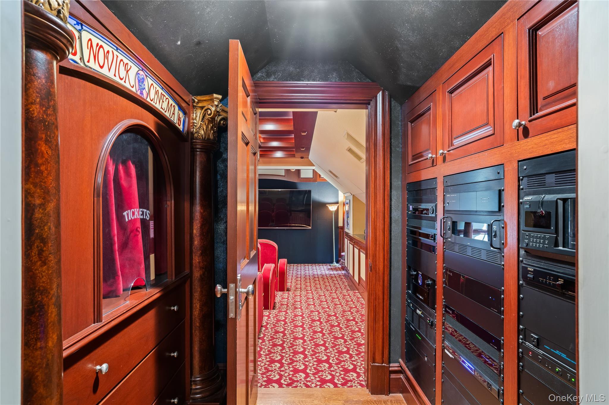 820 Bryant Avenue, Roslyn Harbor, NY 11576