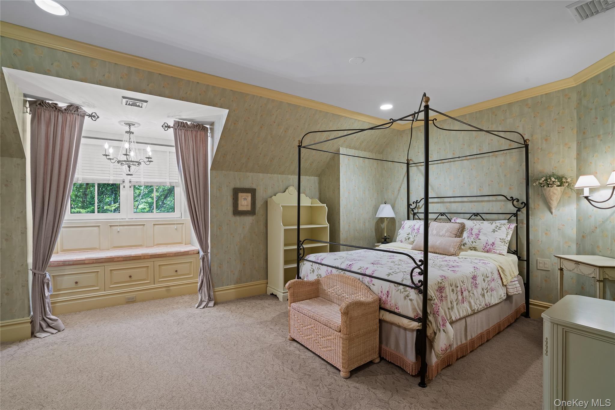 820 Bryant Avenue, Roslyn Harbor, NY 11576