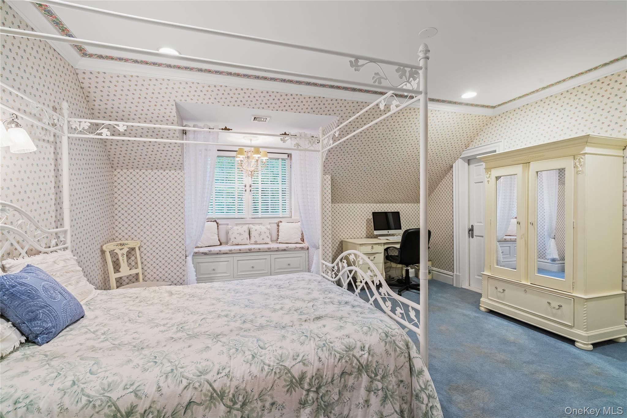 820 Bryant Avenue, Roslyn Harbor, NY 11576