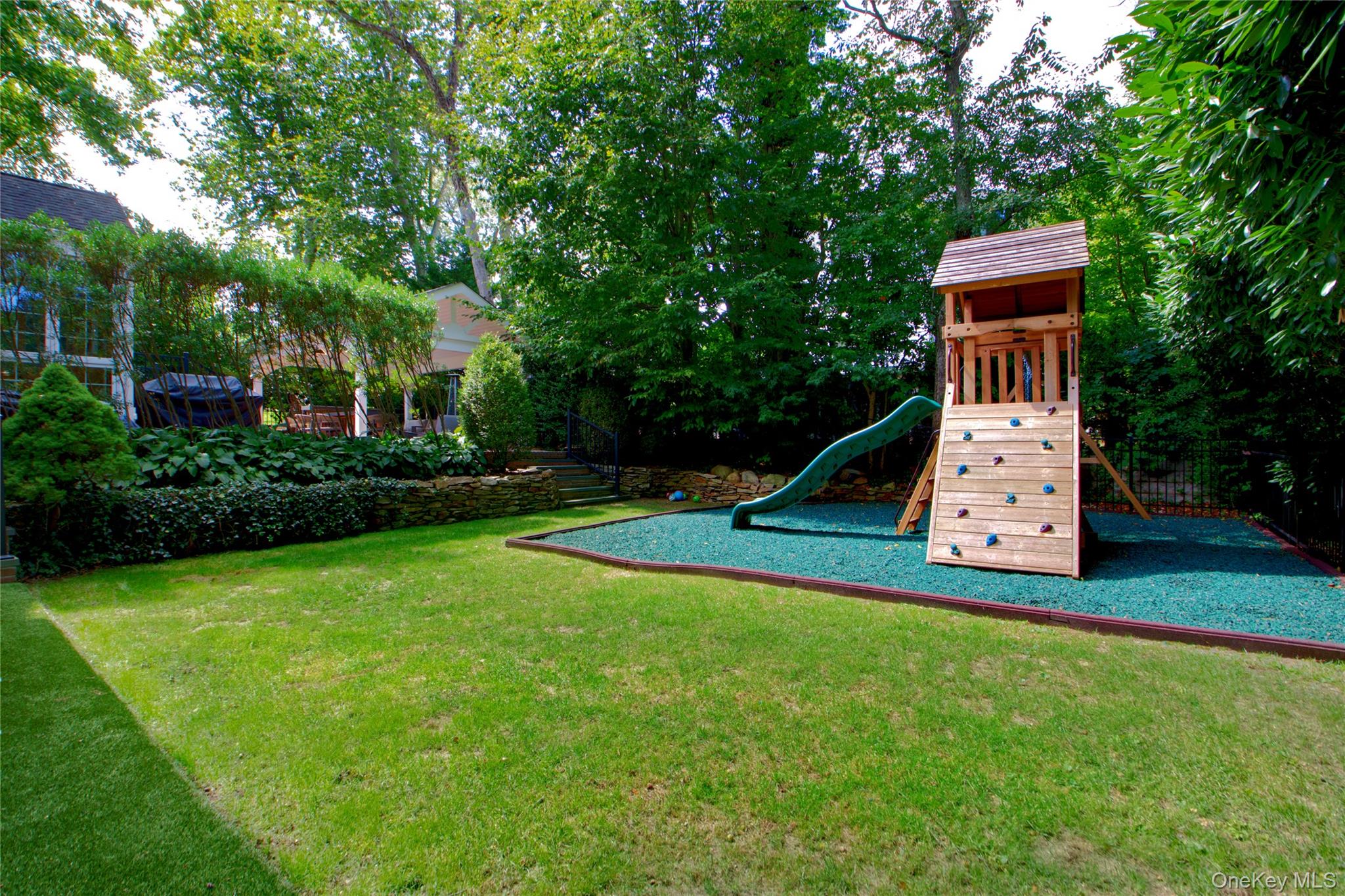 39 Squirrel Hill Road, East Hills, NY 11577