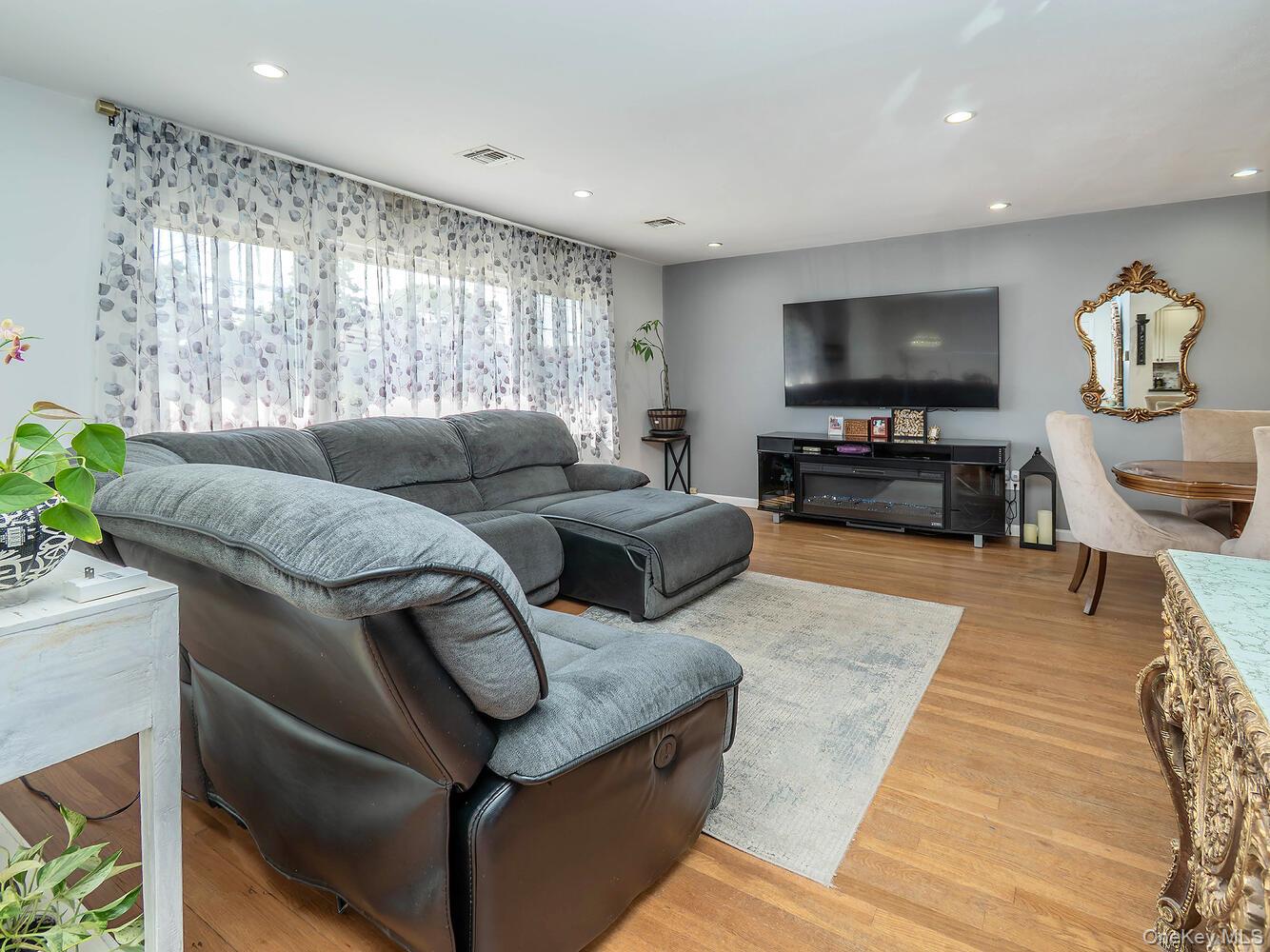 53 Maple Street, Roslyn Heights, NY 11577