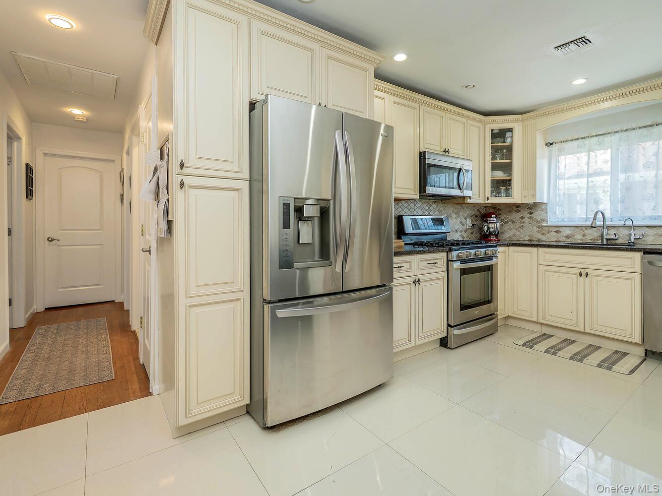 53 Maple Street, Roslyn Heights, NY 11577