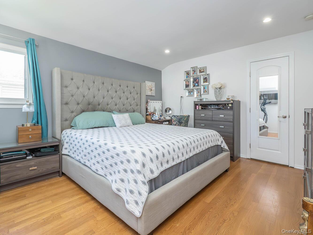 53 Maple Street, Roslyn Heights, NY 11577