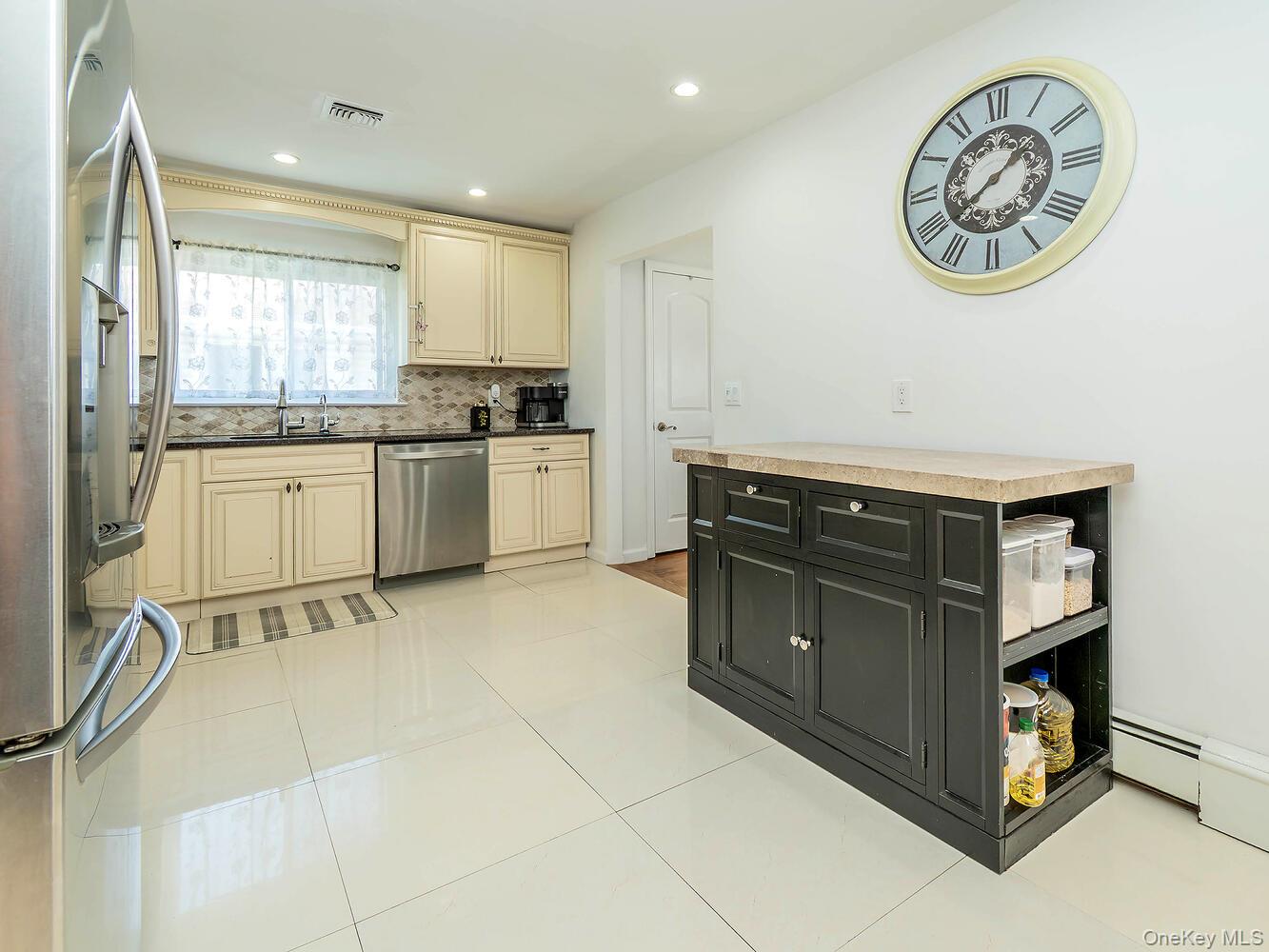 53 Maple Street, Roslyn Heights, NY 11577