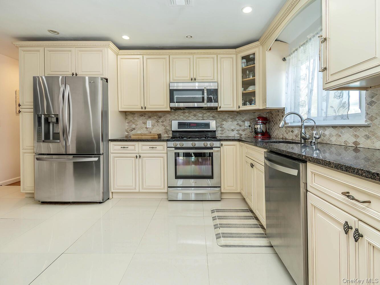 53 Maple Street, Roslyn Heights, NY 11577