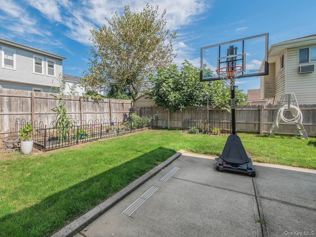 53 Maple Street, Roslyn Heights, NY 11577