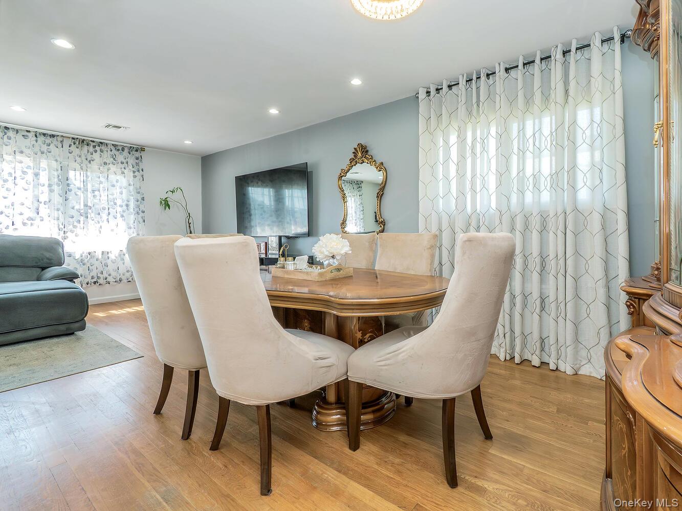 53 Maple Street, Roslyn Heights, NY 11577