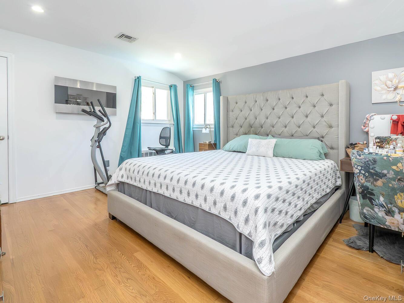 53 Maple Street, Roslyn Heights, NY 11577