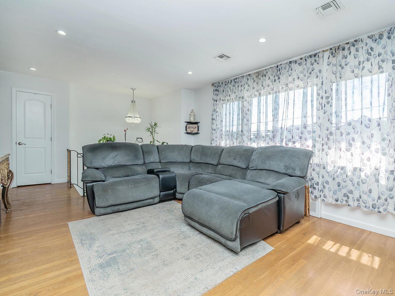 53 Maple Street, Roslyn Heights, NY 11577