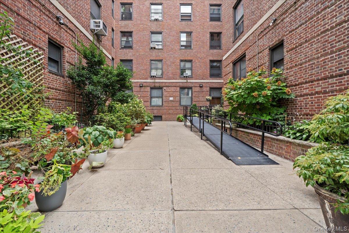 109 Seaman Avenue # 4C, New York (Manhattan), NY 10034