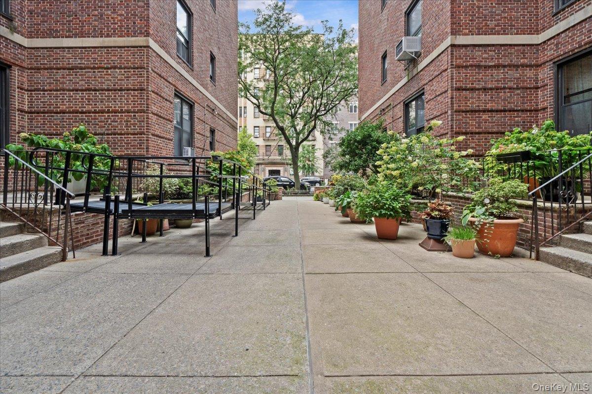 109 Seaman Avenue # 4C, New York (Manhattan), NY 10034