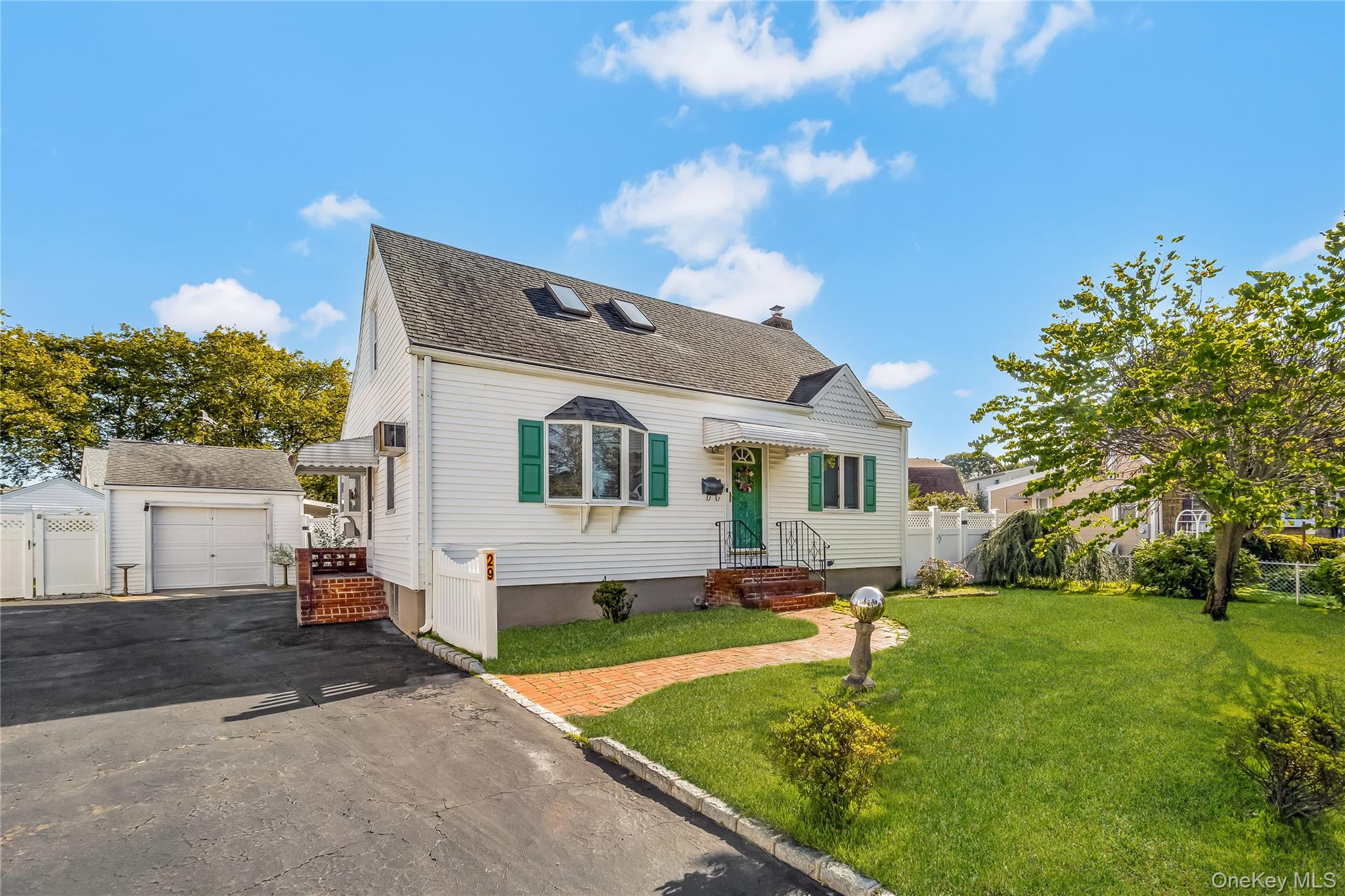 29 Manetto Road, Farmingdale, NY 11735