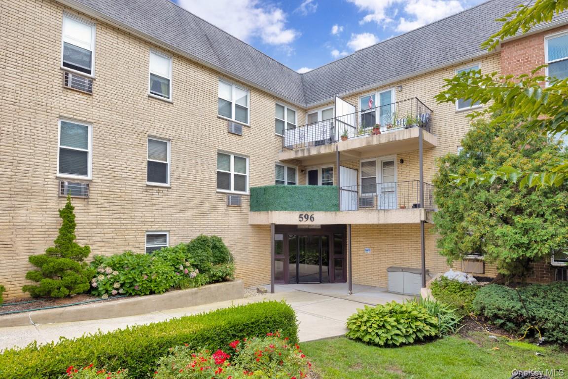 596 Broadway # 10B, Lynbrook, NY 11563