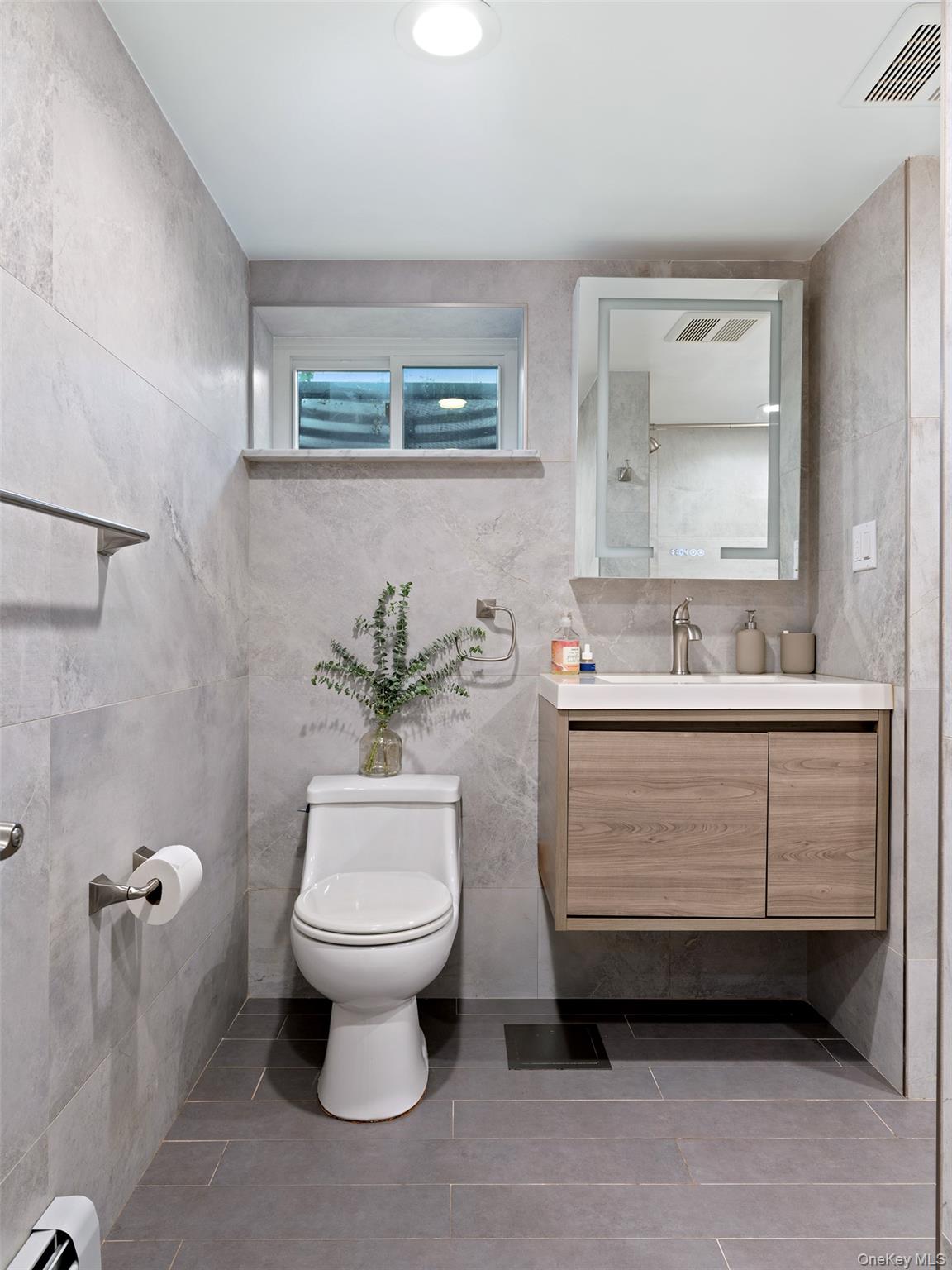 215 N Brookside Avenue, Freeport, NY 11520