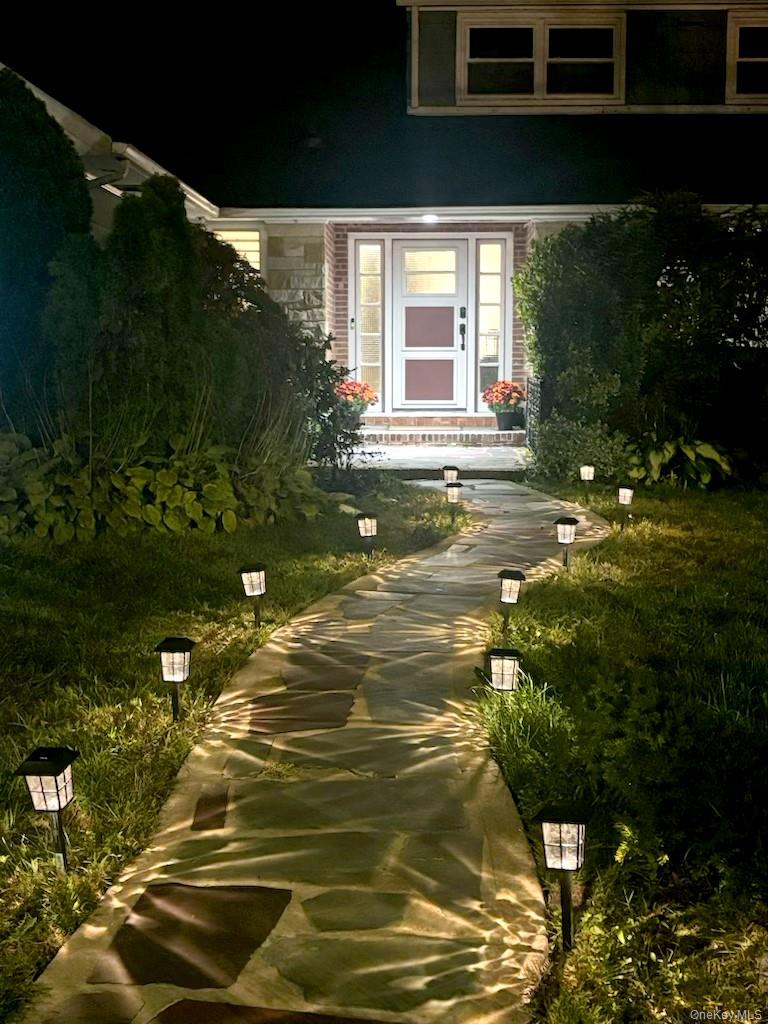 215 N Brookside Avenue, Freeport, NY 11520