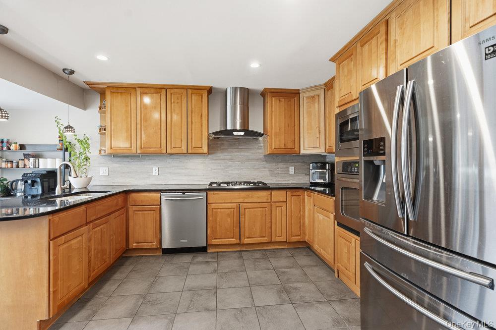 8 Duke Place, Glen Cove, NY 11542