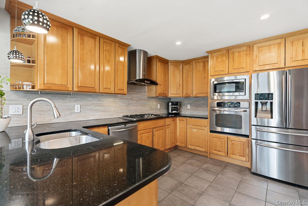 8 Duke Place, Glen Cove, NY 11542