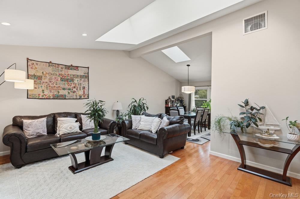 8 Duke Place, Glen Cove, NY 11542