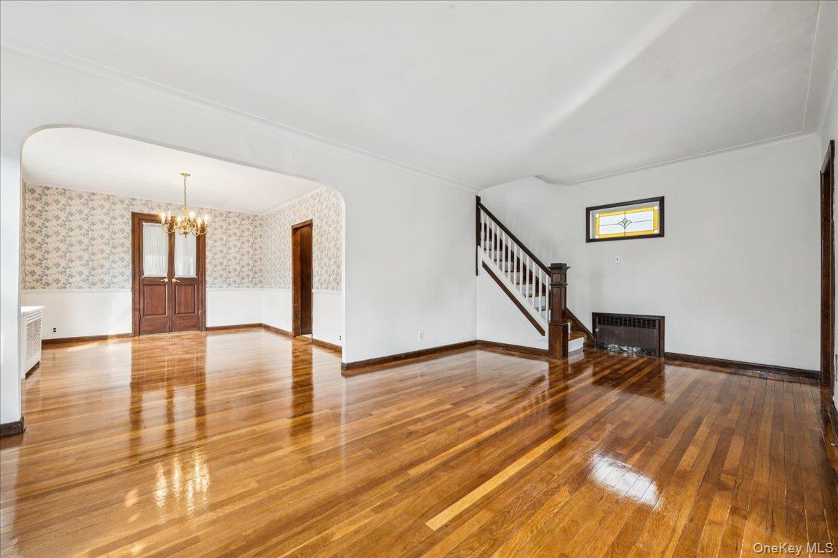 39 Linmouth Road, Malverne, NY 11565