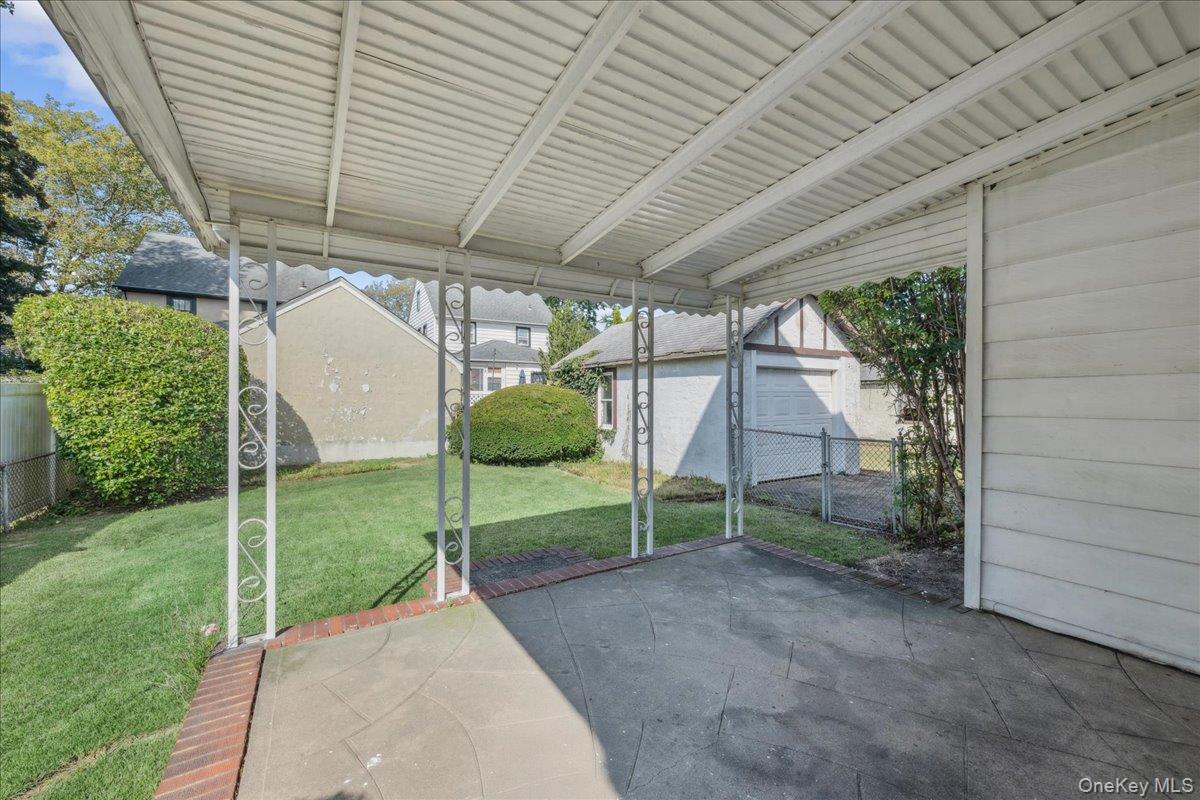 39 Linmouth Road, Malverne, NY 11565