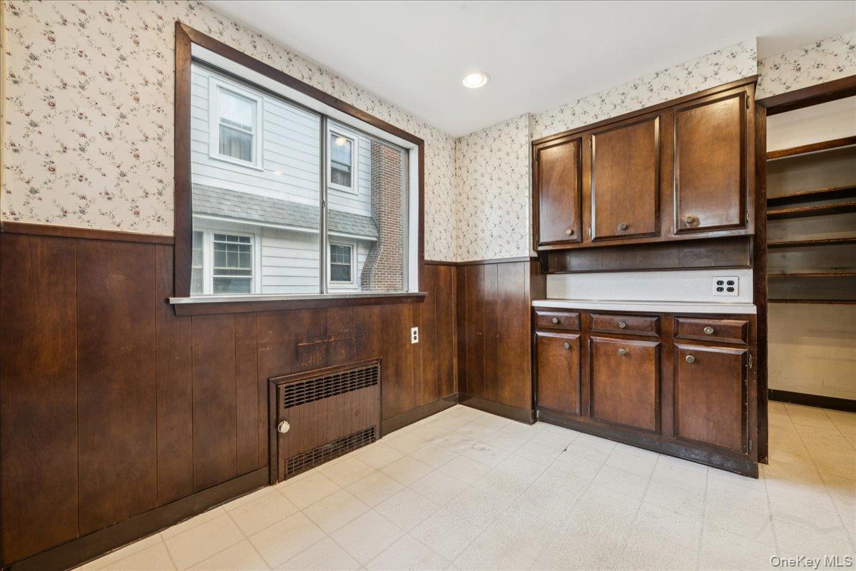 39 Linmouth Road, Malverne, NY 11565