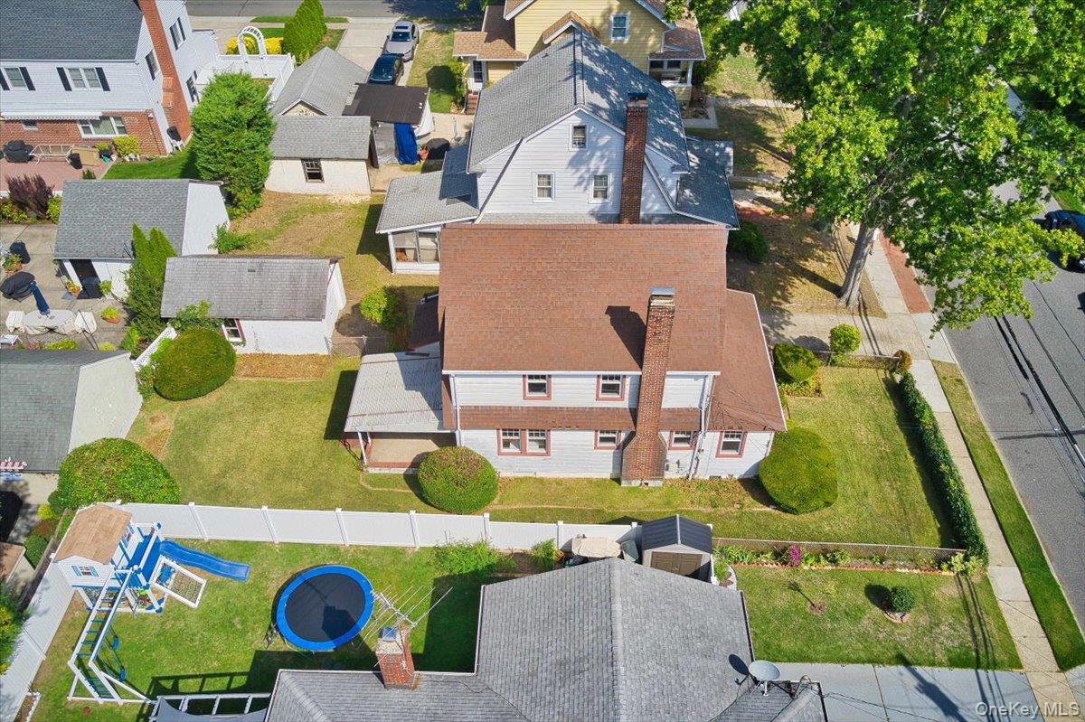 39 Linmouth Road, Malverne, NY 11565