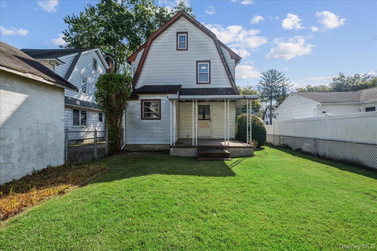 39 Linmouth Road, Malverne, NY 11565