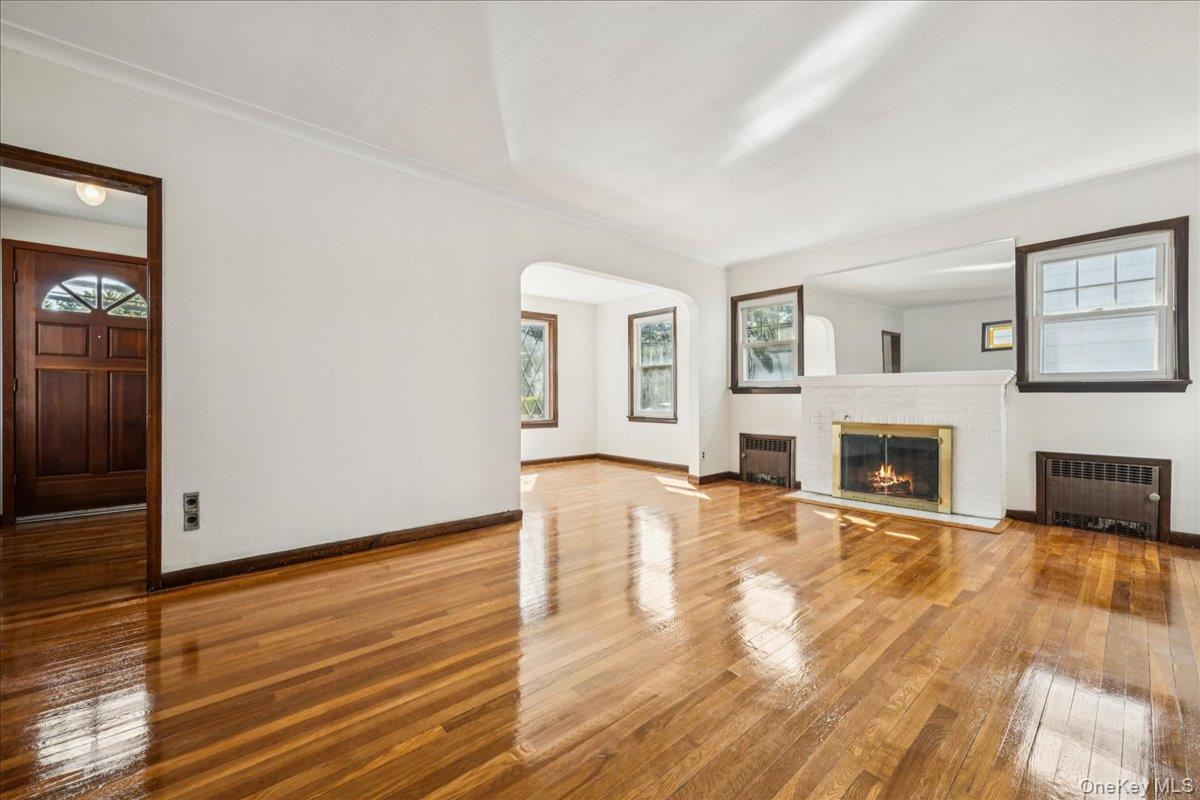 39 Linmouth Road, Malverne, NY 11565