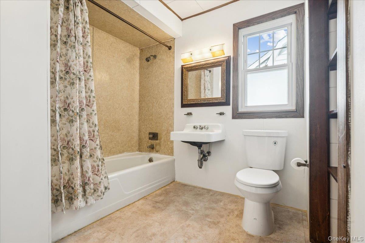 39 Linmouth Road, Malverne, NY 11565