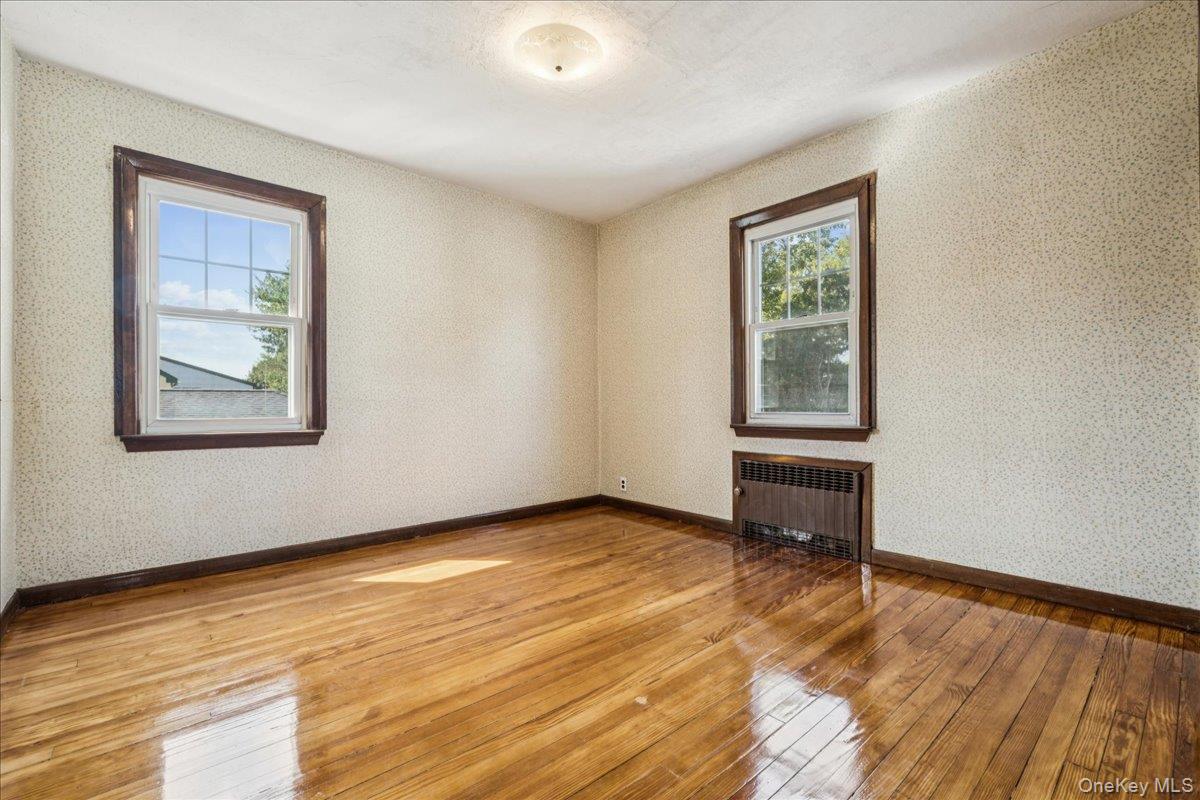 39 Linmouth Road, Malverne, NY 11565