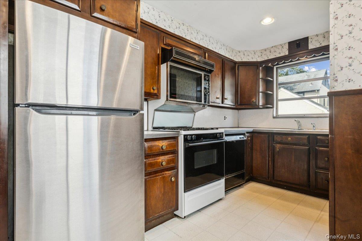 39 Linmouth Road, Malverne, NY 11565