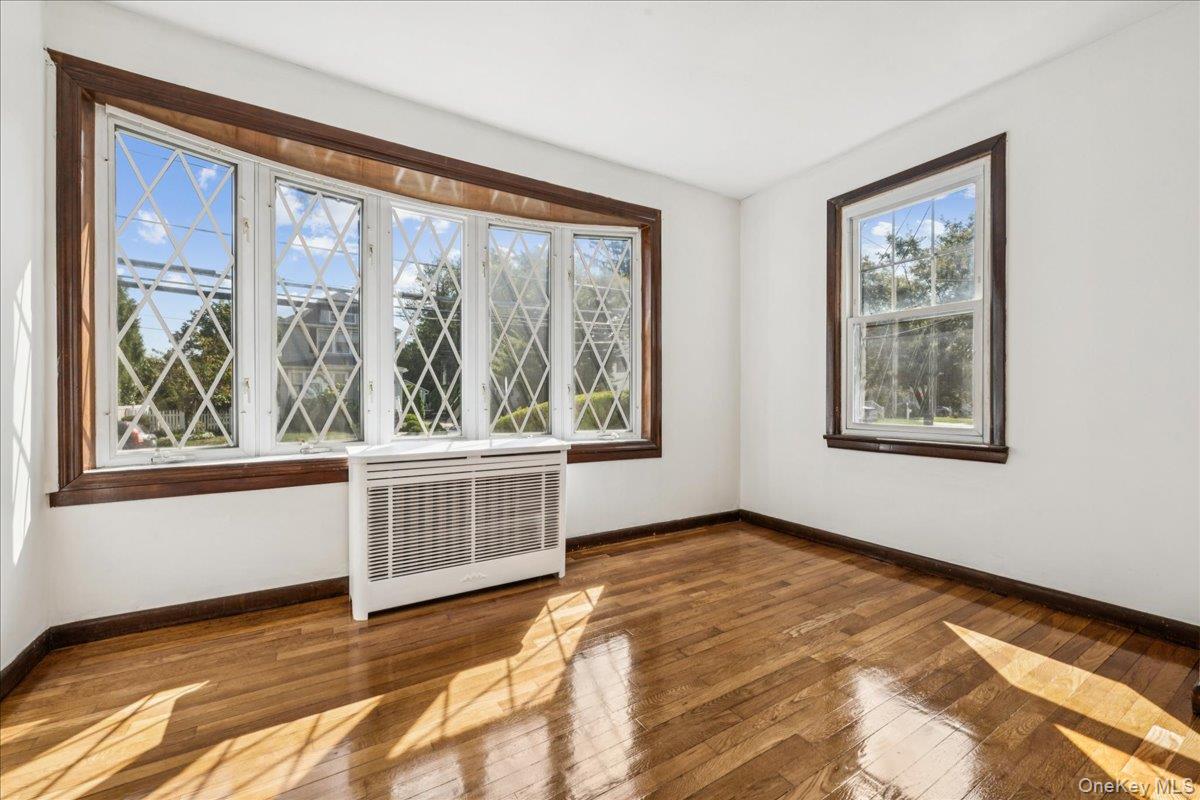 39 Linmouth Road, Malverne, NY 11565