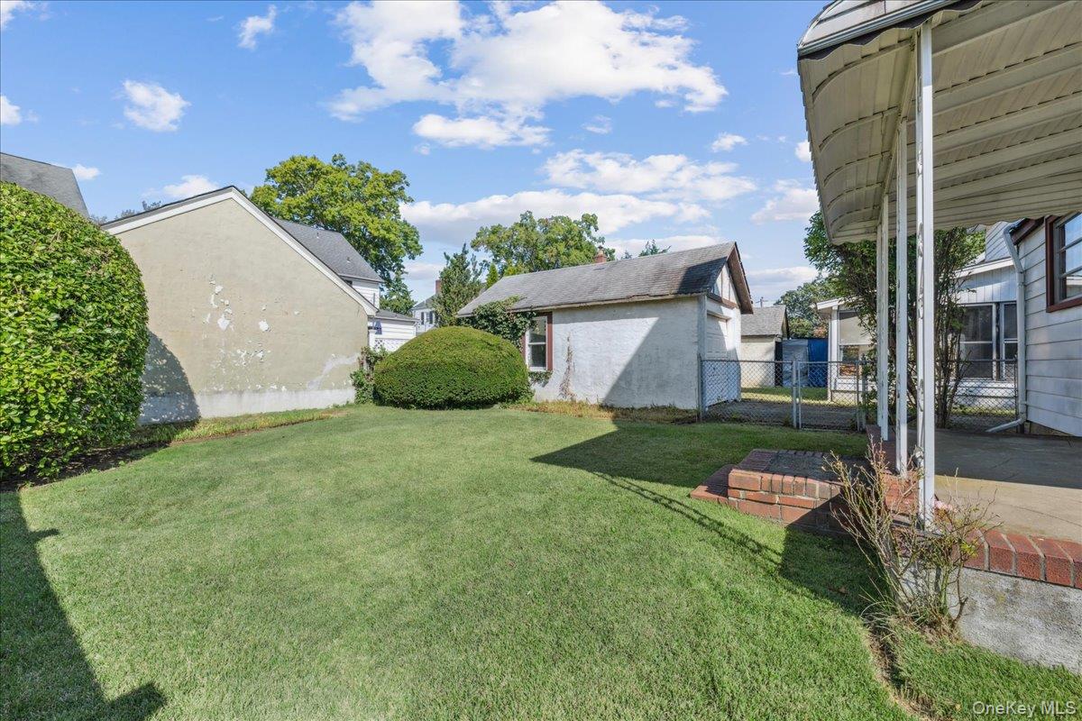 39 Linmouth Road, Malverne, NY 11565