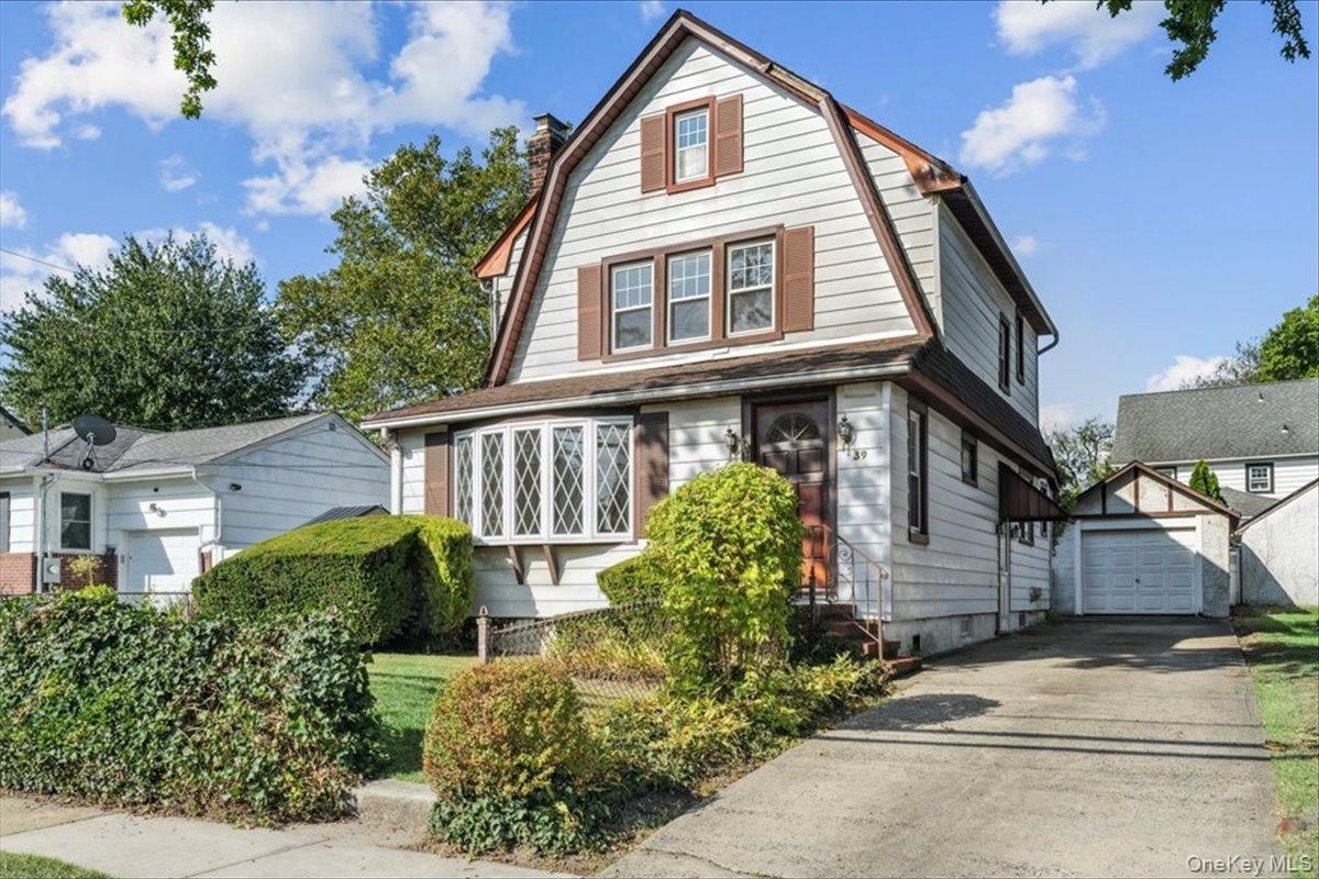 39 Linmouth Road, Malverne, NY 11565