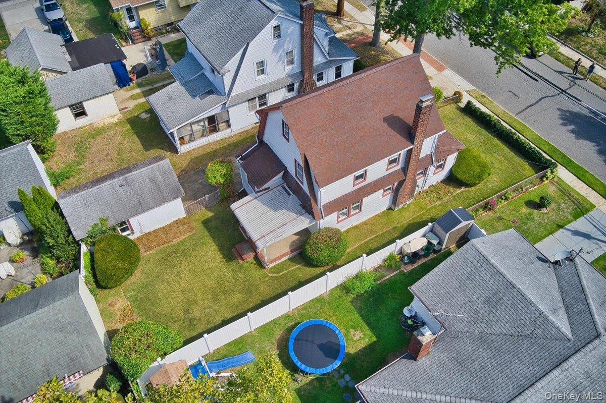 39 Linmouth Road, Malverne, NY 11565