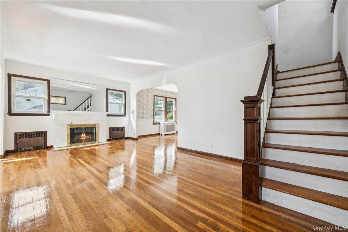 39 Linmouth Road, Malverne, NY 11565