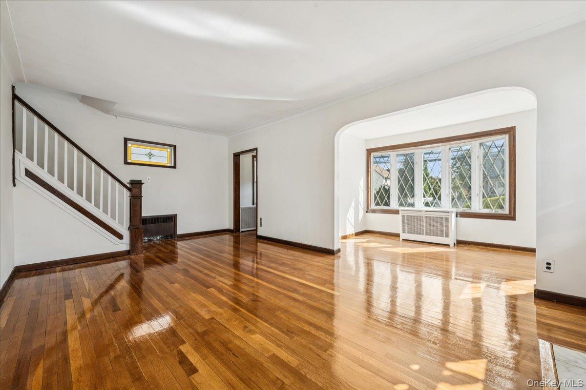 39 Linmouth Road, Malverne, NY 11565