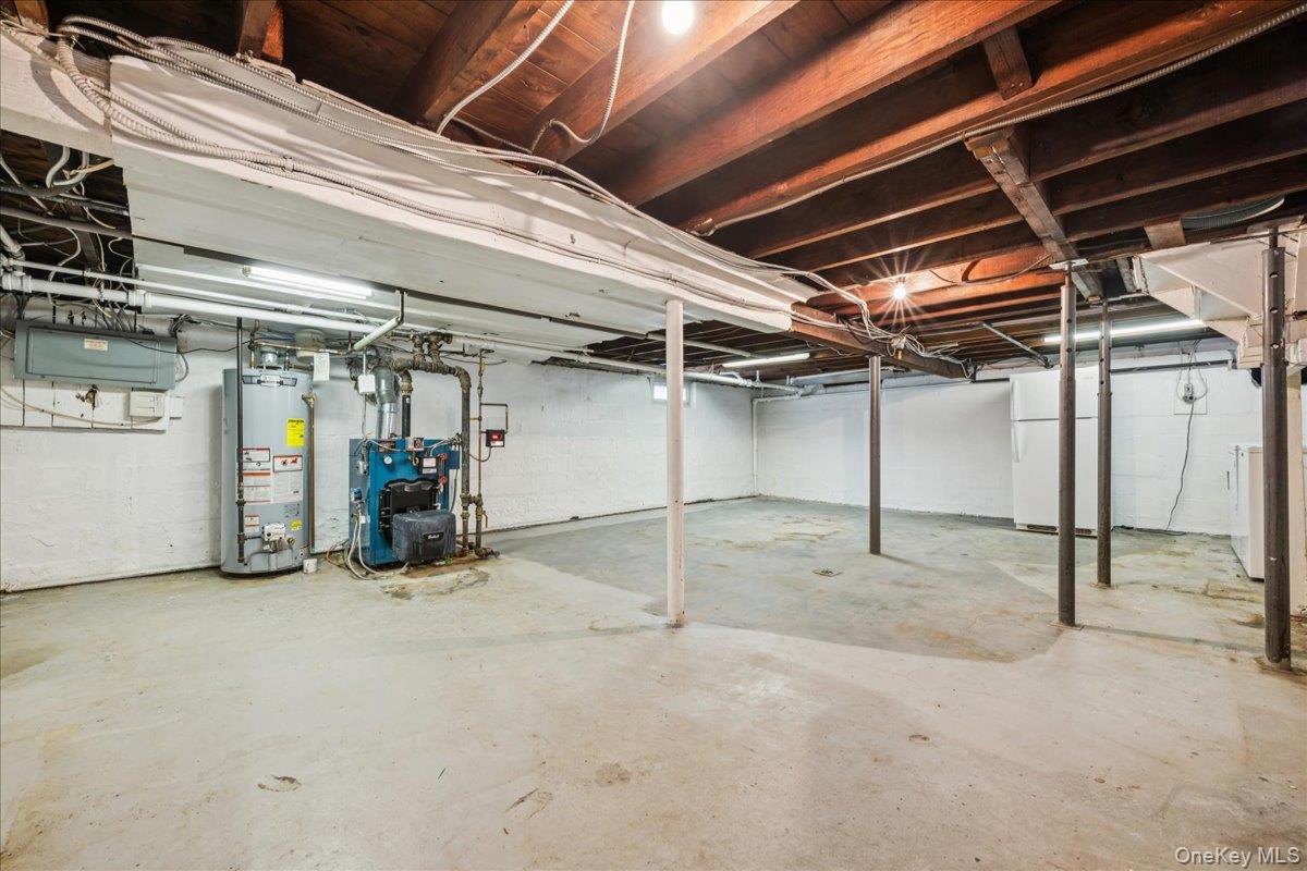 39 Linmouth Road, Malverne, NY 11565