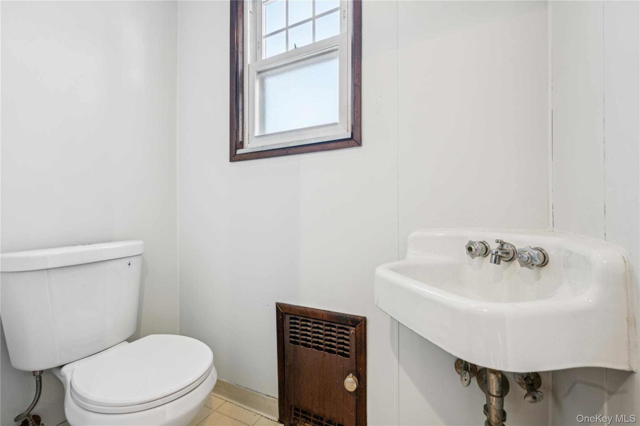 39 Linmouth Road, Malverne, NY 11565